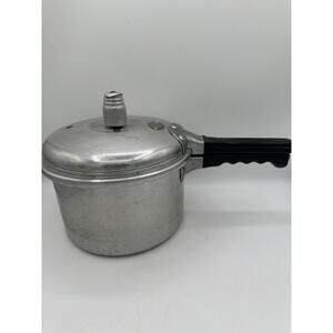 Vintage Presto Pressure Cooker Master 604-4 Quart w/Weight & Older Gasket Seal
